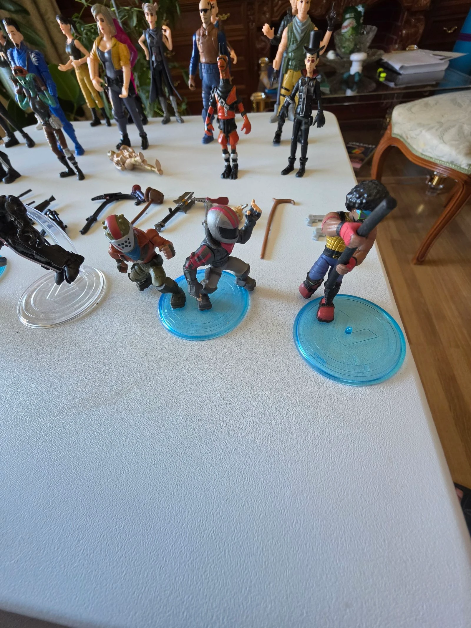 28 Figurines Fortnite de différentes tailles, armes et bases – photo 3